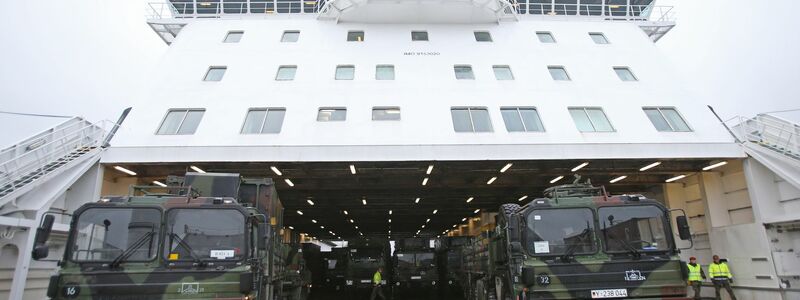 Zu Lande, zu Wasser und in der Luft: Hindernisse für grenzüberschreitende Militärtransporte sollen möglichst schnell abgebaut werden. (Archivbild) - Foto: picture alliance / dpa