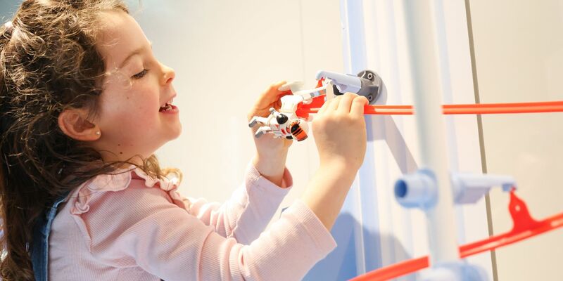 Im Trend liegen weiterhin auch Klassiker wie Kugelbahnen, Puzzles, Bausets, Eisenbahnen und Kuscheltiere. - Foto: Daniel Löb/dpa