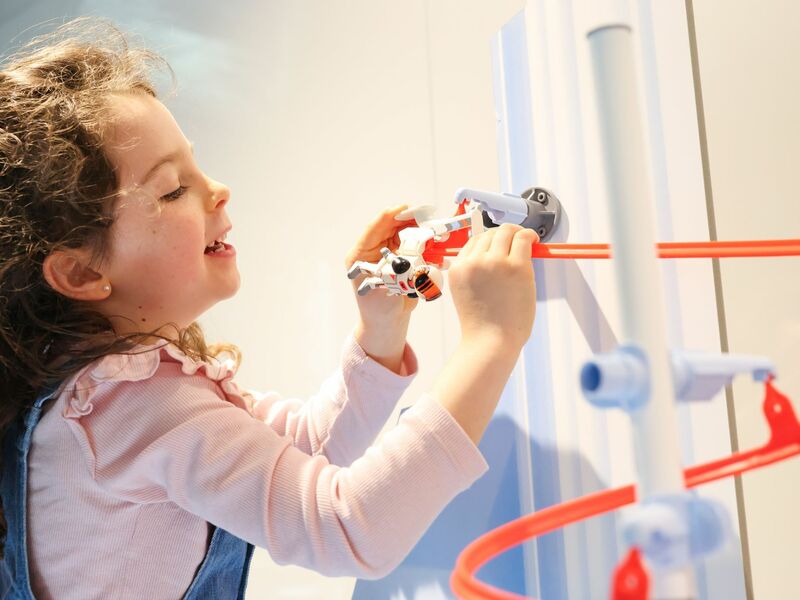 Im Trend liegen weiterhin auch Klassiker wie Kugelbahnen, Puzzles, Bausets, Eisenbahnen und Kuscheltiere.  - Foto: Daniel Löb/dpa