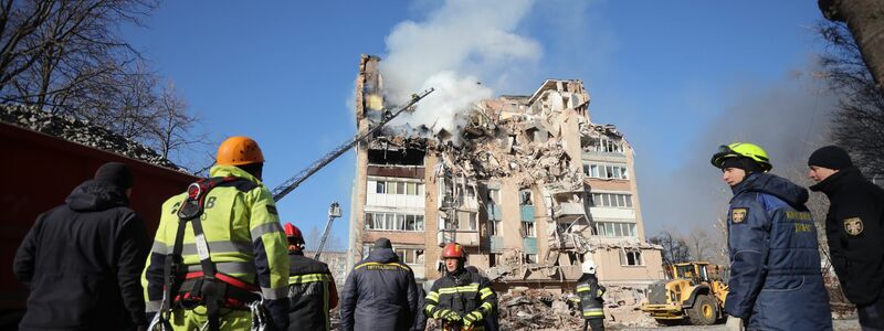 In der westukrainischen Stadt Ternopil sind bei einem russischen Luftangriff viele Menschen getötet und Dutzende verletzt worden.  - Foto: Rostyslav Kovalchuk/AP/dpa