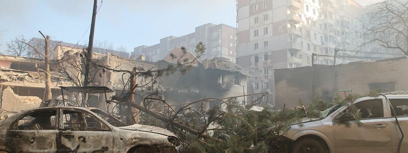 In der westukrainischen Stadt Ternopil sind bei einem russischen Luftangriff viele Menschen getötet und Dutzende verletzt worden.  - Foto: Vlad Kravchuk/AP/dpa