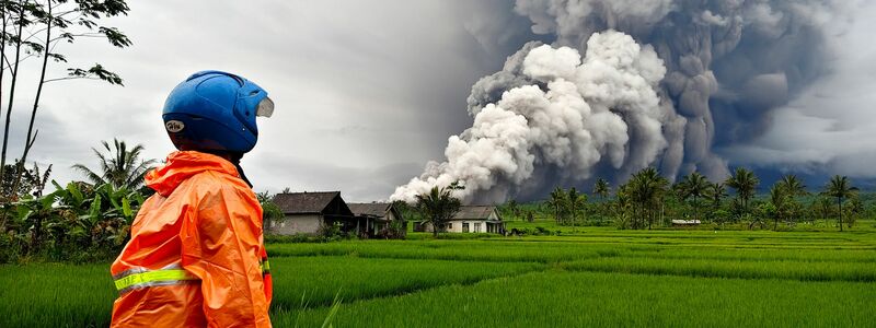 Die Aschesäule ist weithin zu sehen. - Foto: Dwi Sasongko/XinHua/dpa