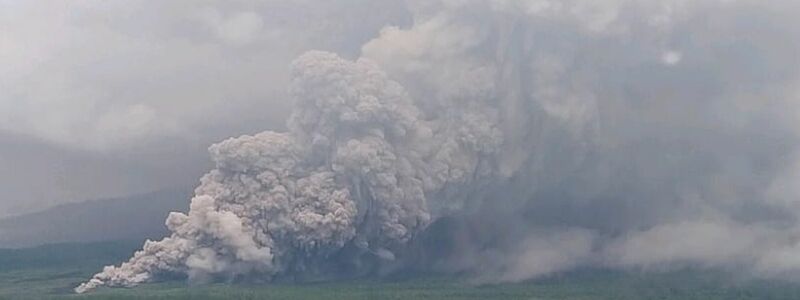 Der Semeru setzt vulkanisches Material frei. - Foto: Badan Geologi/Badan Geologi/AP/dpa
