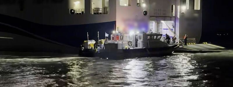 Die Küstenwache ist im Einsatz. - Foto: XinHua/dpa