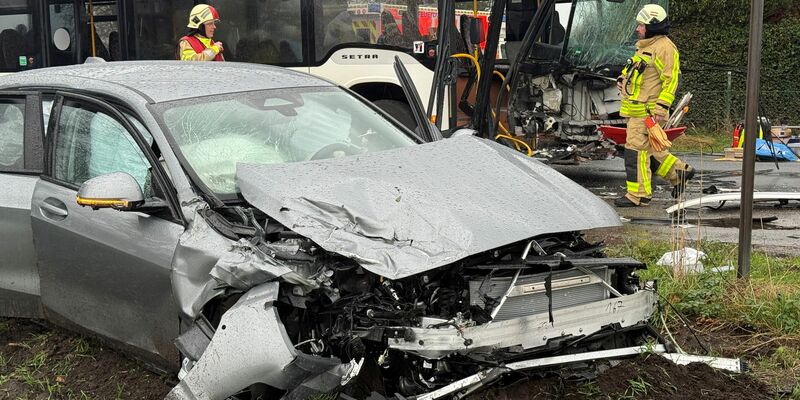 Der Bus und das Auto wurden bei dem Zusammenprall stark beschädigt. - Foto: Guido Bludau/dpa