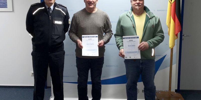 BPOL-HB: Kleinkind am Bremer Hauptbahnhof reanimiert - Bremer Bundespolizei ehrt Lebensretter - Foto: presseportal.de