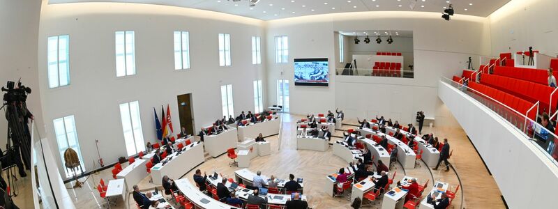 Der Brandenburger Landtag hat über zwei teils umstrittene Medienstaatsverträge abgestimmt. - Foto: Jens Kalaene/dpa