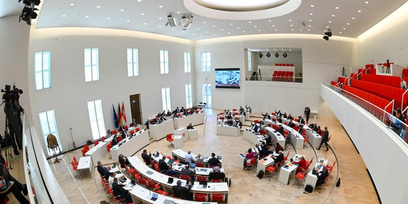 Brandenburgs BSW-Fraktionschef Niels-Olaf Lüders kündigt an, dass seine Fraktion bei einem Antrag zur Auflösung des Parlaments mit der AfD-Fraktion stimmen will (Archivbild). - Foto: Jens Kalaene/dpa