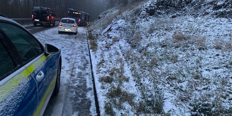 POL-PIKUS: Schulbus verunglückt im Schnee - Foto: presseportal.de