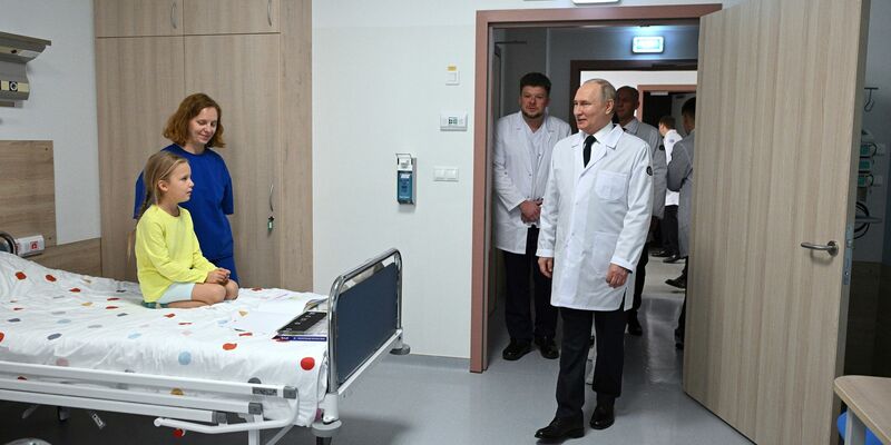 Im Ärztekittel hat sich Putin schon öfter präsentiert, als Patient lässt er sich jedoch nicht ablichten. (Archivbild) - Foto: Alexey Filippov/Pool Sputnik Kremlin/AP/dpa