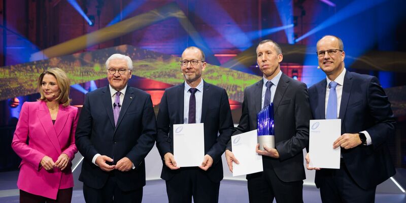Der Deutsche Zukunftspreis ging in diesem Jahr an das Team «Kraftpaket fürs Klima - Fernverkehr-Lkw mit Wasserstoff elektrisch betreiben. - Foto: Carsten Koall/dpa