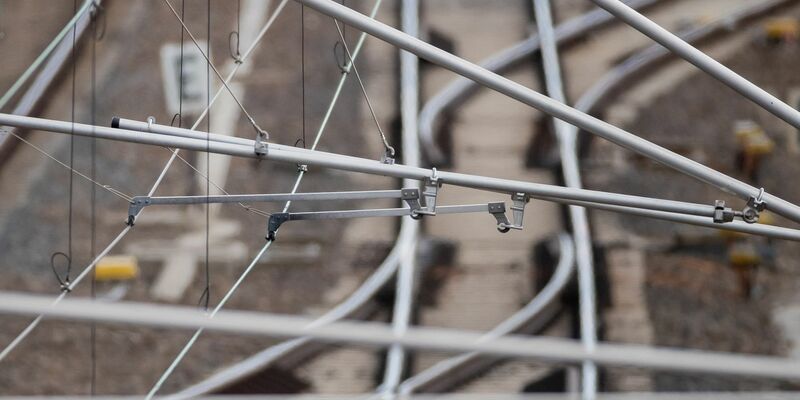 Oberleitung und Schienen (Symbolbild). - Foto: Christoph Soeder/dpa