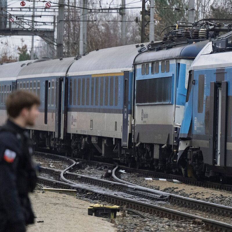 Rettungskräfte arbeiten am Unfallort nach der Kollision eines Schnellzuges mit einem Personenzug auf der Strecke zwischen den Orten Zliv und Divcice bei Ceske Budejovice (Budweis). - Foto: Vaclav Pancer/CTK via AP/dpa