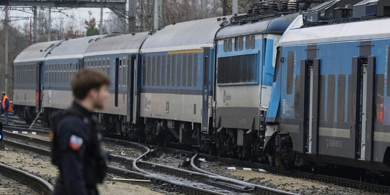 Rettungskräfte arbeiten am Unfallort nach der Kollision eines Schnellzuges mit einem Personenzug auf der Strecke zwischen den Orten Zliv und Divcice bei Ceske Budejovice (Budweis). - Foto: Vaclav Pancer/CTK via AP/dpa