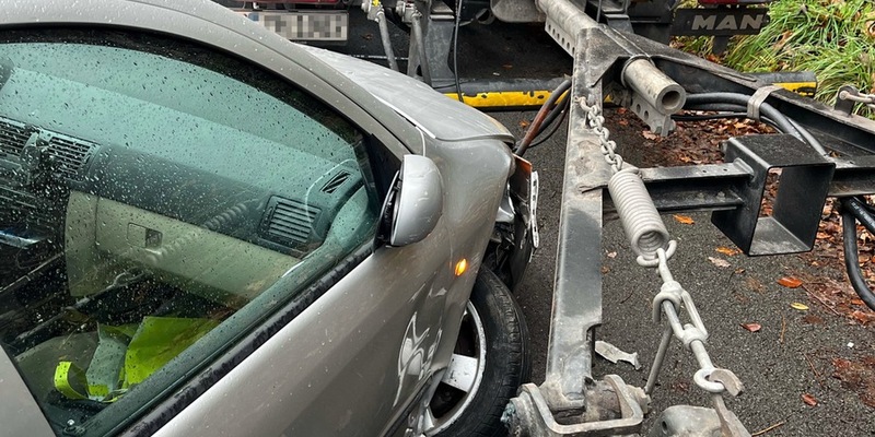 POL-HA: Autofahrer verliert Kontrolle und fährt gegen geparkten LKW - Foto: presseportal.de
