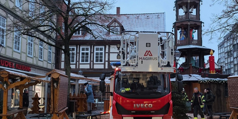 FW Celle: Mit der Drehleiter über den Celler Weihnachtsmarkt - Foto: presseportal.de