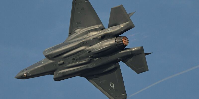 Ein US-amerikanischer F35-Kampfjet fliegt während der Dubai Air Show. (Archivbild) - Foto: Fatima Shbair/AP/dpa