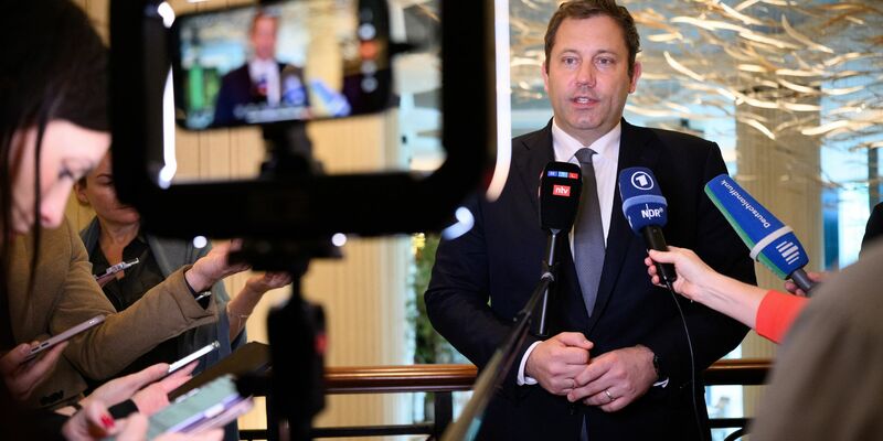 Klingbeil war für politische Gespräche in Singapur und fliegt von dort zum G20-Gipfel. - Foto: Bernd von Jutrczenka/dpa