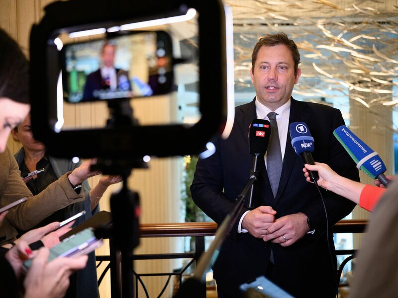 Klingbeil war für politische Gespräche in Singapur und fliegt von dort zum G20-Gipfel. - Foto: Bernd von Jutrczenka/dpa