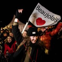 Der Weinkonsum in Frankreich sinkt, die Begeisterung für den Beaujolais aber ist ungebrochen. - Foto: Arnaud Finistre/AFP/dpa