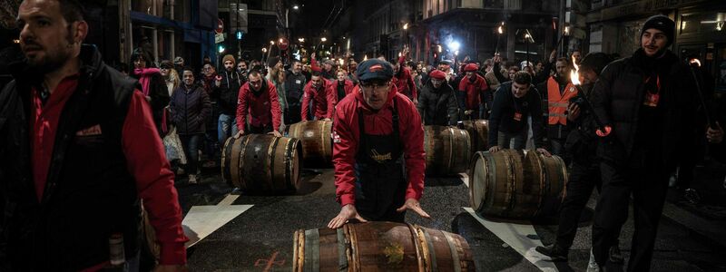 Für die Winzer ist der Beaujolais auch ein Verkaufsschlager. - Foto: Jeff Pachoud/AFP/dpa