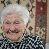 Mit Liegestützen am Balkongeländer hält sich Quaas fit.  - Foto: Heiko Rebsch/dpa