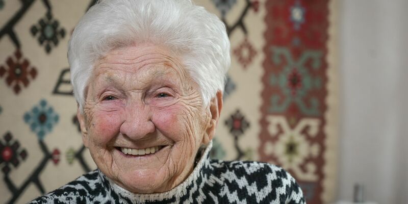 Mit Liegestützen am Balkongeländer hält sich Quaas fit.  - Foto: Heiko Rebsch/dpa