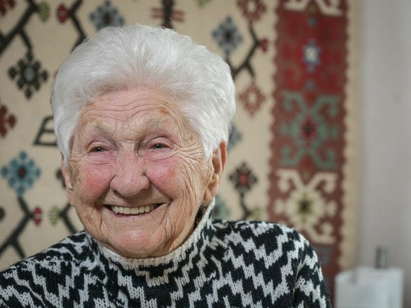 Mit Liegestützen am Balkongeländer hält sich Quaas fit.  - Foto: Heiko Rebsch/dpa