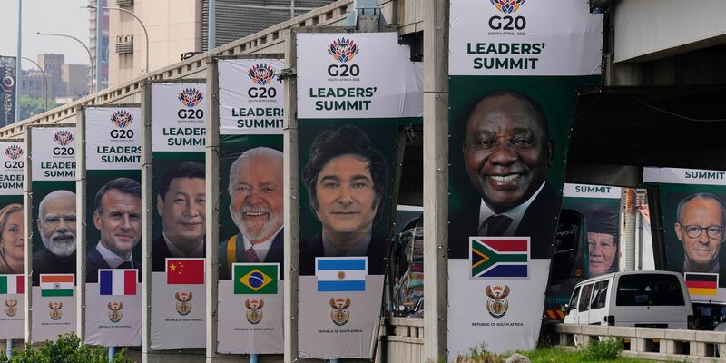 Auf den Plakaten zum G20-Gipfel in Johannesburg ist Chinas Präsident Xi noch zu sehen. Kommen wird er aber nicht. - Foto: Themba Hadebe/AP/dpa