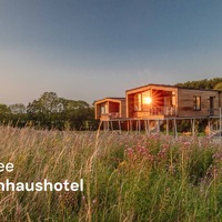 Ostsee Baumhaushotel schließt Ausbau ab: 14 Baumhäuser auf Höhe der Baumkronen starten in erste volle Saison 2026 - Foto: presseportal.de