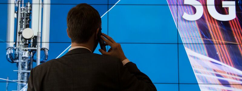 Ein geradezu historisches Bild aus dem Jahr 2019 - ein Mann bei der Frequenzauktion der Bundesnetzagentur. - Foto: Boris Roessler/dpa