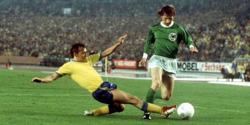 Dieter Herzog (r) gewann mit dem Team der Bundesrepublik Deutschland die Fußball-Weltmeisterschaft 1974. - Foto: Karl Schnörrer/dpa