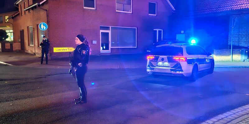 Das SEK nahm den mutmaßlichen Schützen fest. - Foto: -/dpa