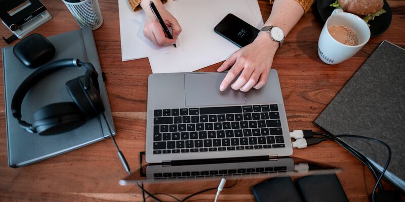 Immer mehr Fachkräfte in den sogenannten MINT-Berufen setzen KI am Arbeitsplatz ohne die Genehmigung des Arbeitgebers ein.(Symbolbild) - Foto: Fabian Strauch/dpa/dpa-tmn