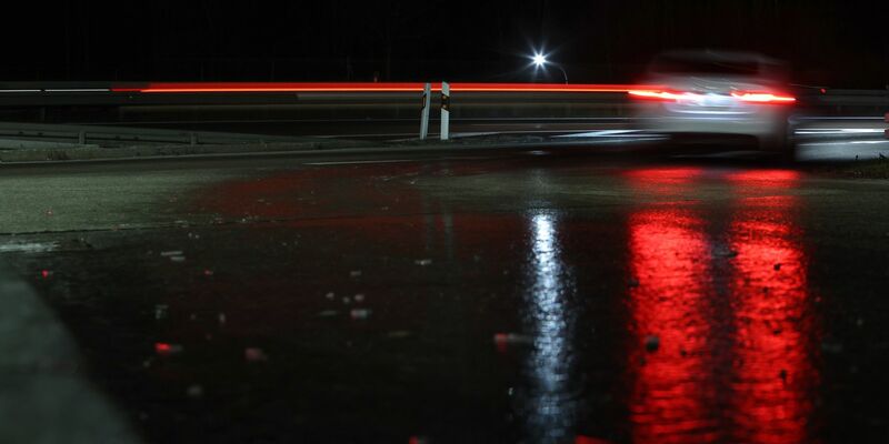 Fünf Fahrzeuge sind auf der A20 durch die glatte Straße verunfallt. (Symbolbild) - Foto: Karl-Josef Hildenbrand/dpa