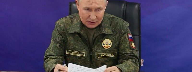 Kremlchef Putin zeigte sich demonstrativ in Uniform bei der Armee. (Archivbild) - Foto: Uncredited/Russian Presidential Press Office/dpa
