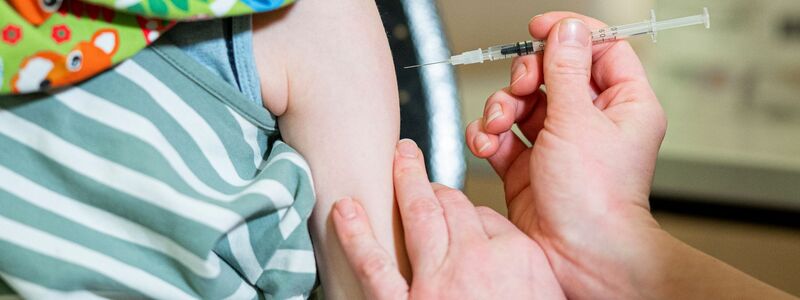 Auch kleine Körper können mit mehreren Impfstoffen gleichzeitig umgehen. (Symbolbild) - Foto: Daniel Reinhardt/dpa