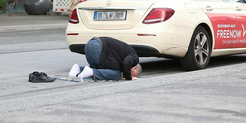 Muslimischer Taxifahrer auf dem Gebetsteppich (Archiv) - Foto: über dts Nachrichtenagentur