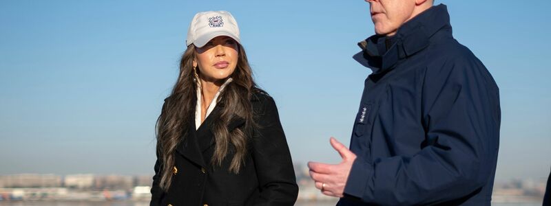 Admiral Kevin Lunday (r.), amtierender Kommandant der Kristi Noem unterstehenden US-Küstenwache, widersprach dem Medienbericht. (Archivbild) - Foto: Petty Officer 1st Class Brandon/U.S. Coast Guard/AP/dpa