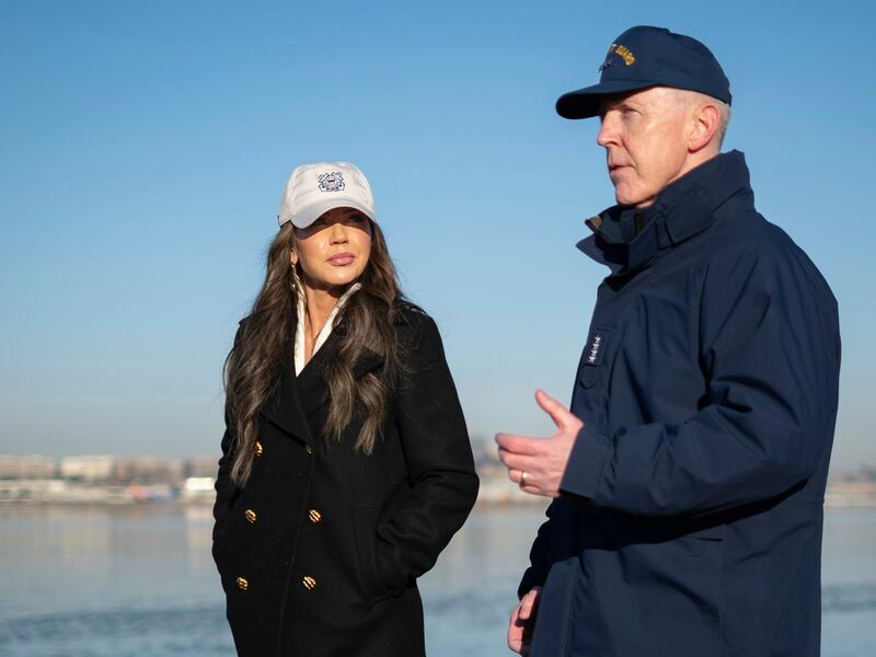 Admiral Kevin Lunday (r.), amtierender Kommandant der Kristi Noem unterstehenden US-Küstenwache, widersprach dem Medienbericht. (Archivbild) - Foto: Petty Officer 1st Class Brandon/U.S. Coast Guard/AP/dpa