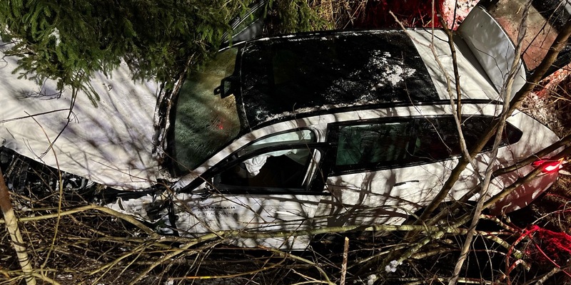 POL-GM: Auf winterglatter Fahrbahn von der Straße abgekommen - Foto: presseportal.de