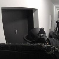 Die slowakische Polizei stürmt ein Appartement - hinter dieser Tür vermuteten sie den Ursprung vieler Schockanrufe. (Handout) - Foto: -/Polizei Oberfranken/dpa