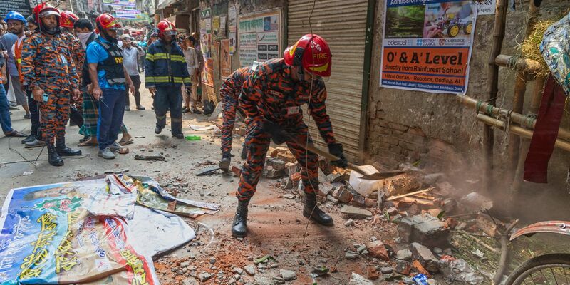 Ein Rettungsdienst-Mitarbeiter räumt nach einem Erdbeben die Trümmer von eingestürzten Gebäudeteilen weg.  - Foto: Abdul Goni/AP/dpa
