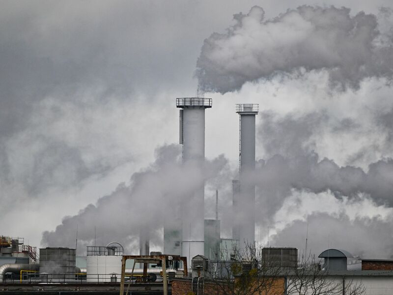 Rauchende Schlote - Im Qualm ist oft CO2 enthalten. (Archivbild) - Foto: Patrick Pleul/dpa