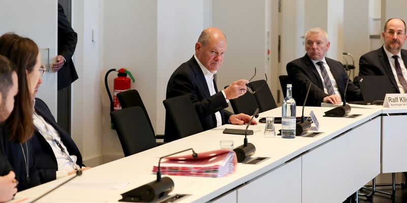 Ex-Bundeskanzler Olaf Scholz (SPD) hat sich nach eigenen Worten schon frühzeitig für LNG-Terminals an der deutschen Küste stark gemacht. - Foto: Bernd Wüstneck/dpa