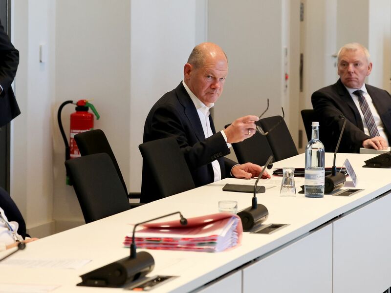 Ex-Bundeskanzler Olaf Scholz (SPD) hat sich nach eigenen Worten schon frühzeitig für LNG-Terminals an der deutschen Küste stark gemacht. - Foto: Bernd Wüstneck/dpa