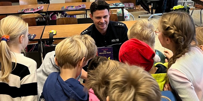 POL-PB: Kreispolizeibehörde Paderborn beteiligt sich am bundesweiten Vorlesetag - Foto: presseportal.de