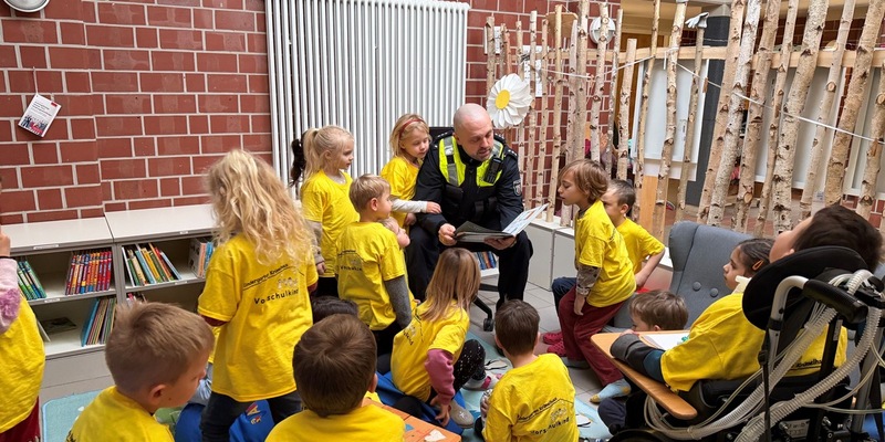 POL-DN: Polizei Düren beteiligt sich am Bundesvorlesetag - Frühzeitige Begegnungen stärken Vertrauen - Foto: presseportal.de