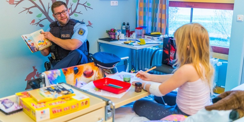 BPOL-AKAD: Bundespolizeiakademie erneut Gast in Lübecker Klinik für Kinder- und Jugendmedizin des UKSH zum bundesweiten Vorlesetag 2025 - Foto: presseportal.de