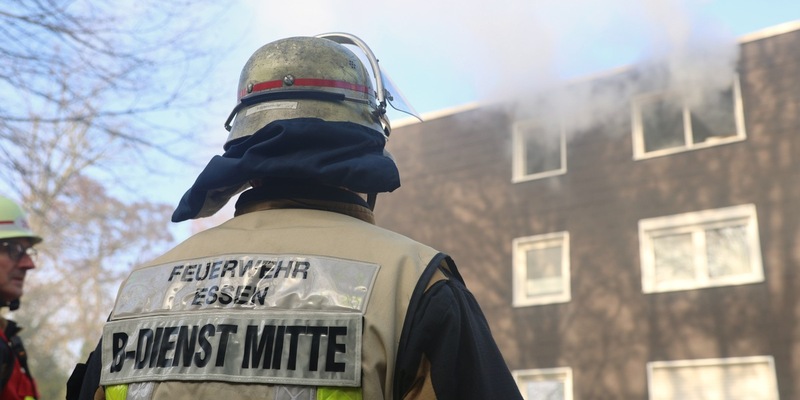 FW-E: Rauchentwicklung in Mehrfamilienhaus - Feuerwehr löscht Brand in Überruhr-Holthausen - Foto: presseportal.de